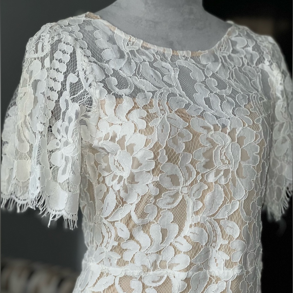 ❤️LULUS lace cream colored dress - sheer lined size medium - Picture 5 of 12